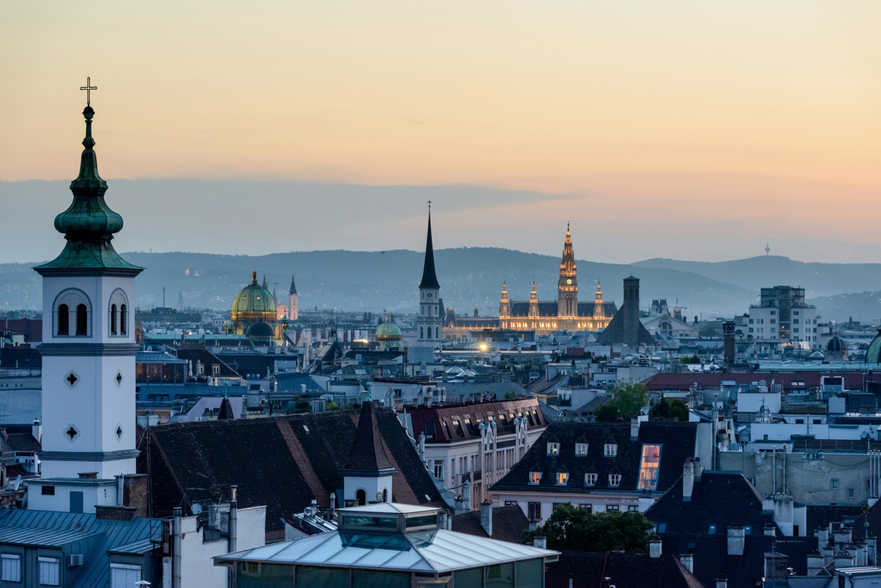 Österreichische Stadt mit Alpen und Flagge